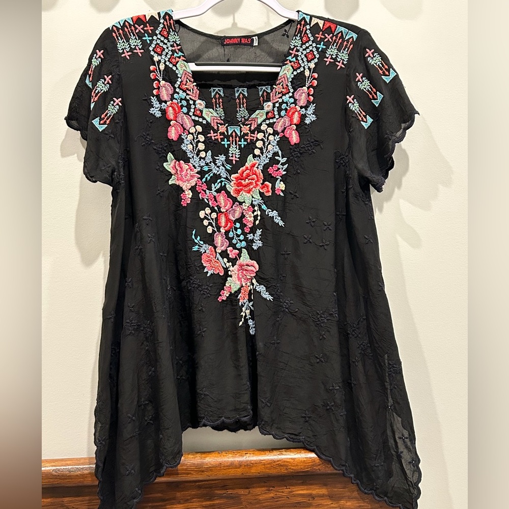 JOHNNY WAS PETITE MEDIUM BLACK RAYON EMBROIDERED TUNIC